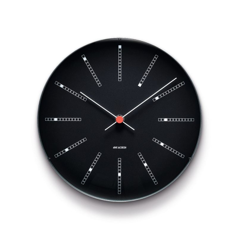 Schwarze Bankers Wanduhr von Rosendahl Timepieces mit weißer Strich-Skala und roten Zeigerpunkt.